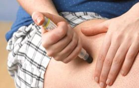 Hand grips a needle, symbolizing precision, representing the Anaphylaxis Awareness Online course for recognizing allergic reactions.
