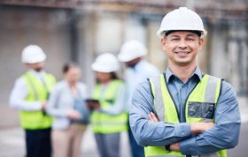 Two men in hard hats discuss at a construction site, representing the Compliance Training for Construction Workers course.
