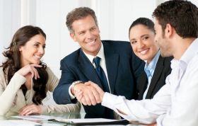 Business professionals shaking hands, symbolizing agreement, representing the Conflict Resolution Online course.
