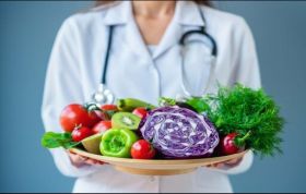 A female doctor holds a bowl of vegetables, promoting healthy eating in the Diet and Nutrition Online Course.