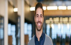 Smiling man with a beard, exuding warmth and friendliness, representing the Oracle Database 11G Administrator Online Course for database management skills.