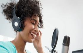 Woman with headset and mic, representing Podcasting course to help you create your own Podcast and share your voice.