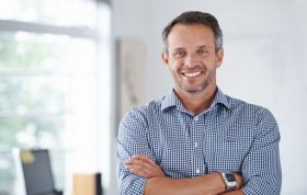 Confident man with arms crossed, representing the VMware vSphere VCA-DV 5.5 Online Course for virtualization and data center skills.